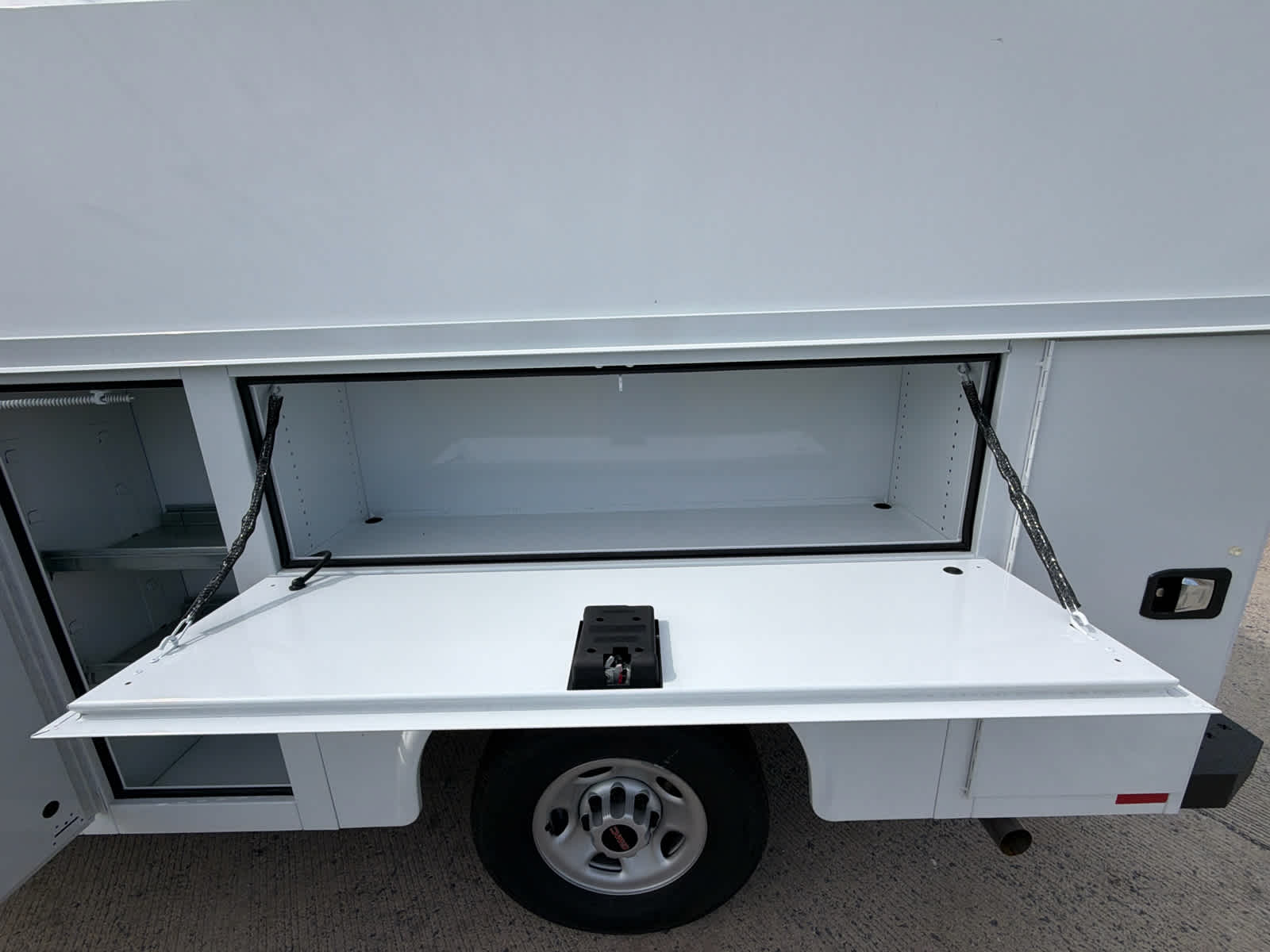 2025 GMC Savana Cutaway 3500 1WT