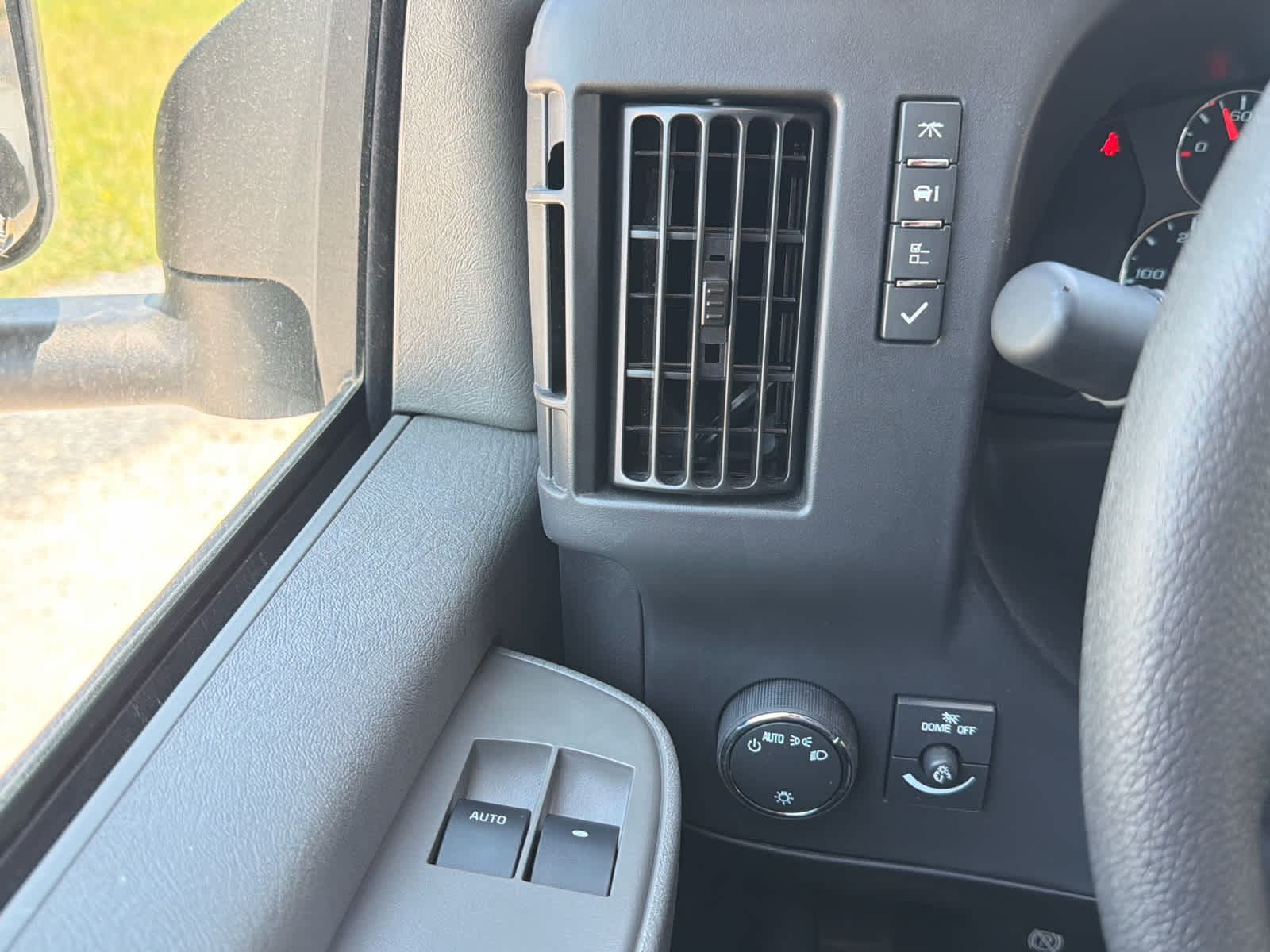 2025 GMC Savana Cutaway 3500 1WT