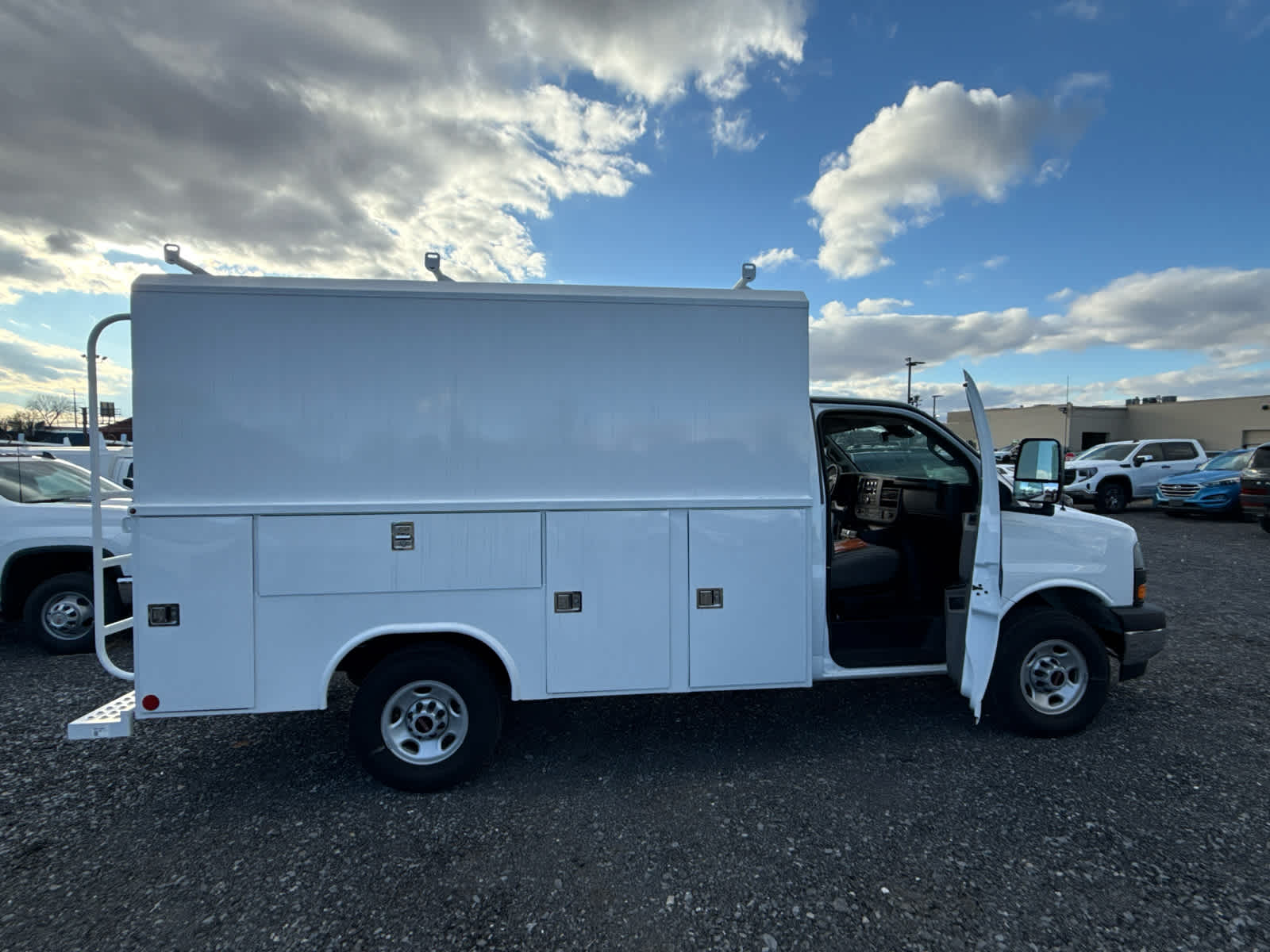 2025 GMC Savana Cutaway 3500 1WT