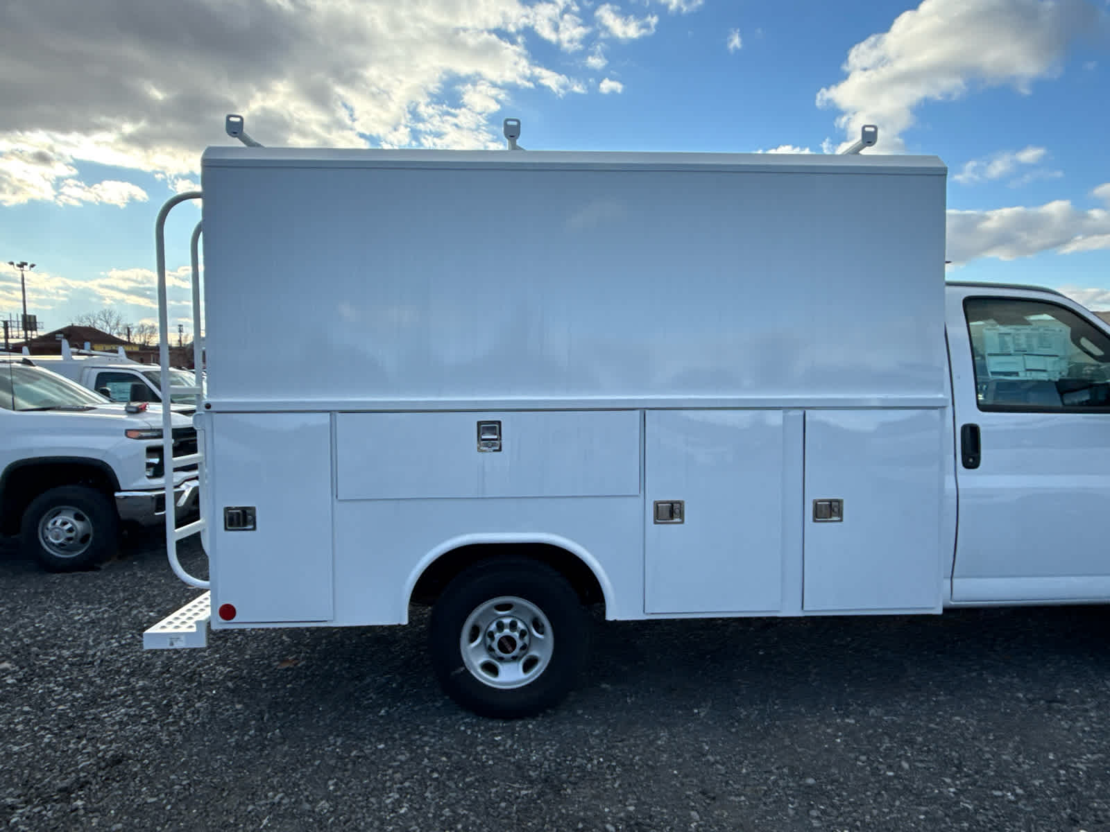 2025 GMC Savana Cutaway 3500 1WT
