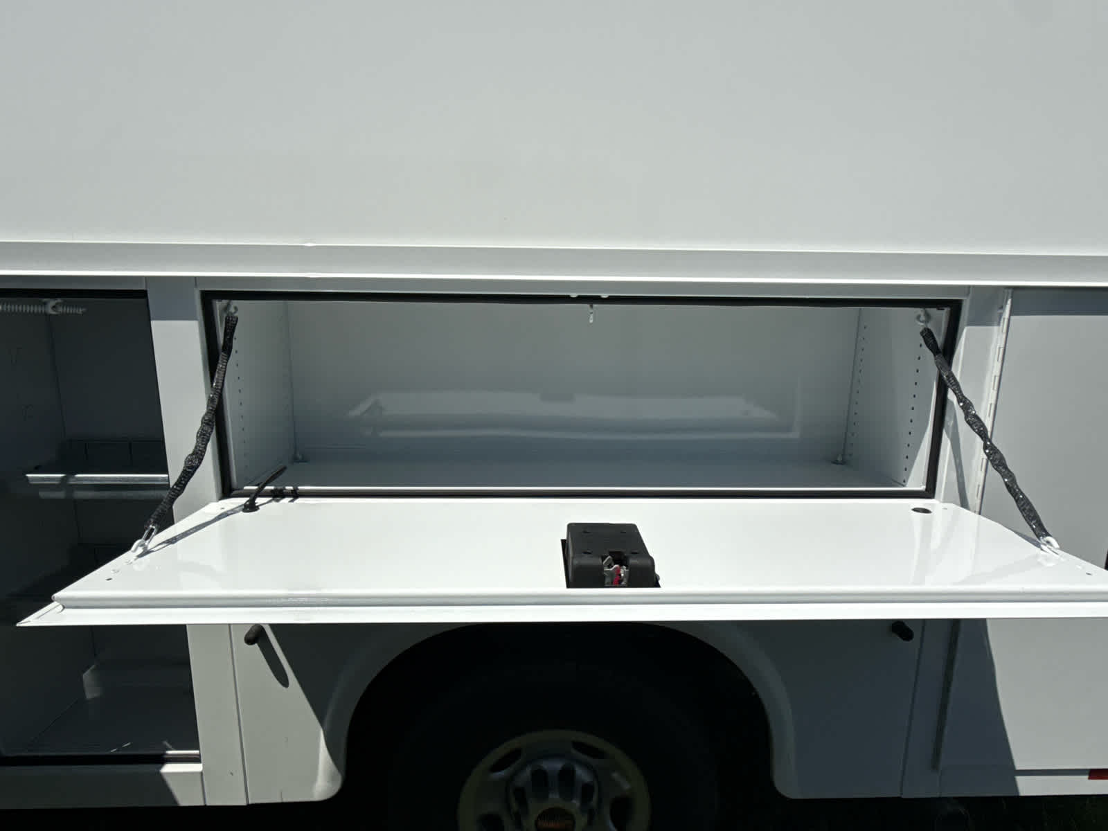 2025 GMC Savana Cutaway 3500 1WT
