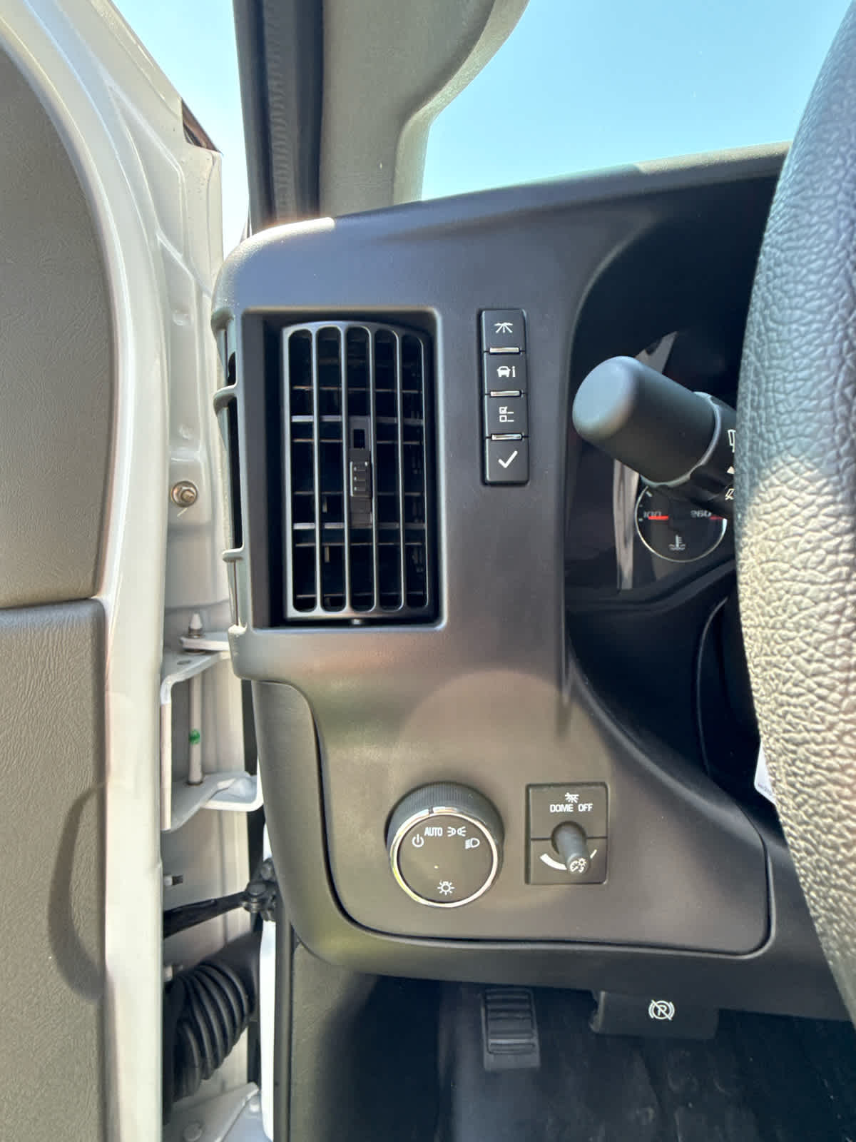 2025 GMC Savana Cutaway 3500 1WT