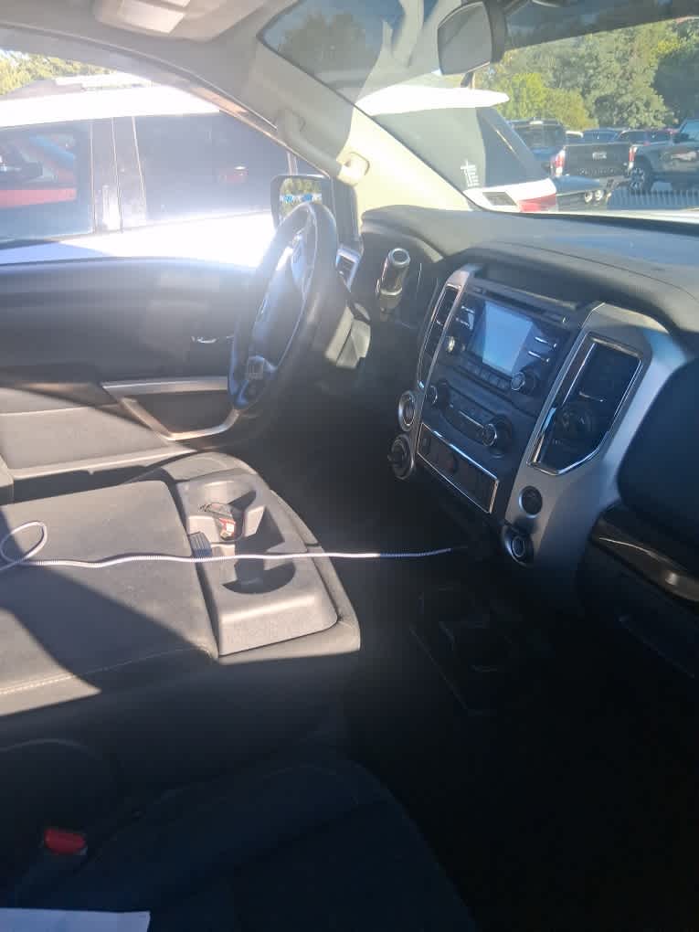 2017 Nissan TITAN SV