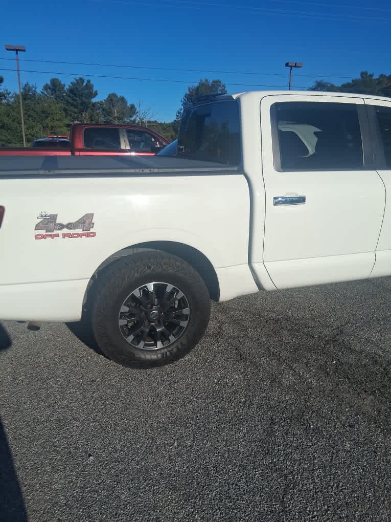 2017 Nissan TITAN SV