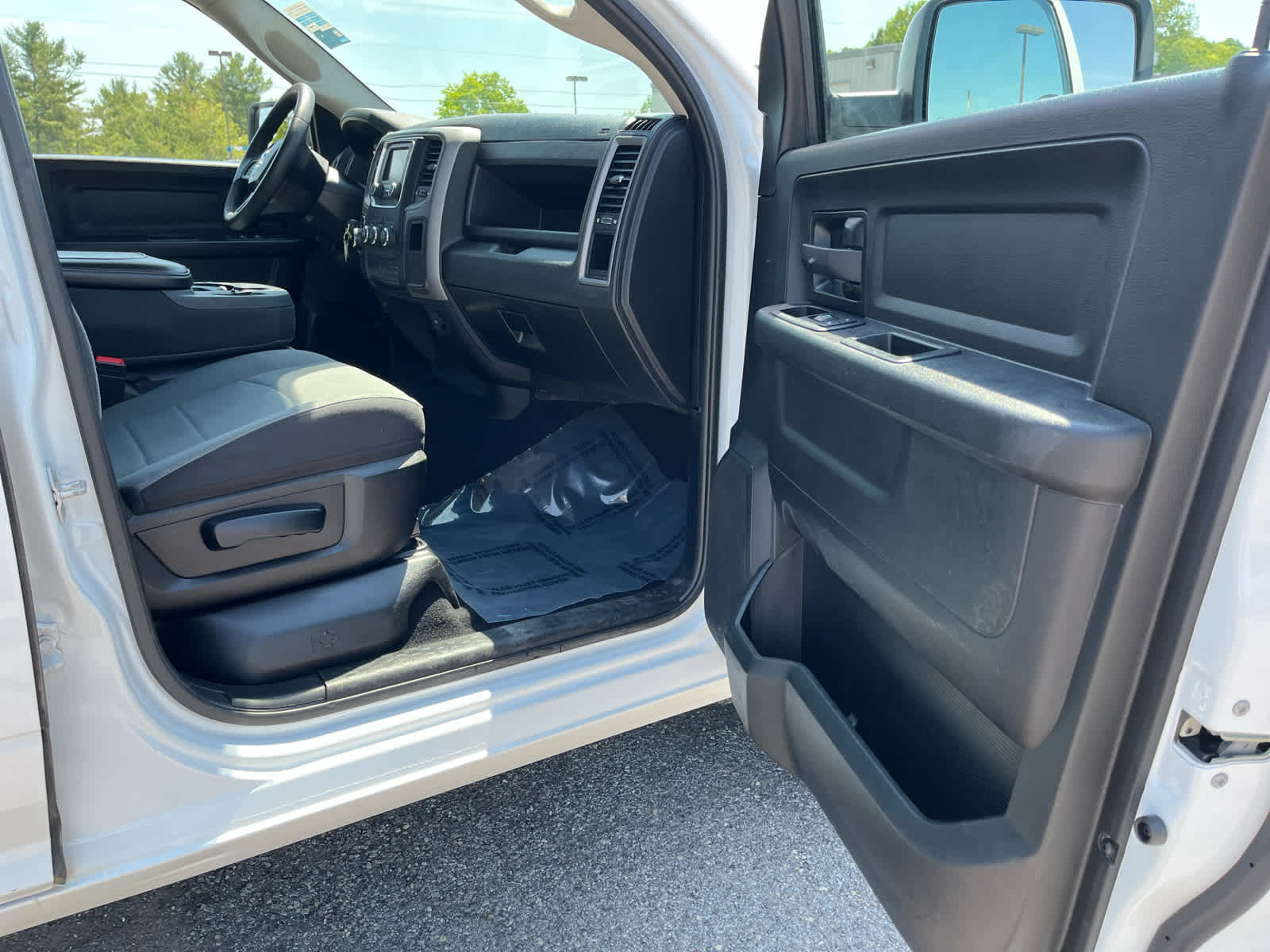 2022 RAM 1500 Classic Tradesman Crew Cab 4x4 5'7' Box
