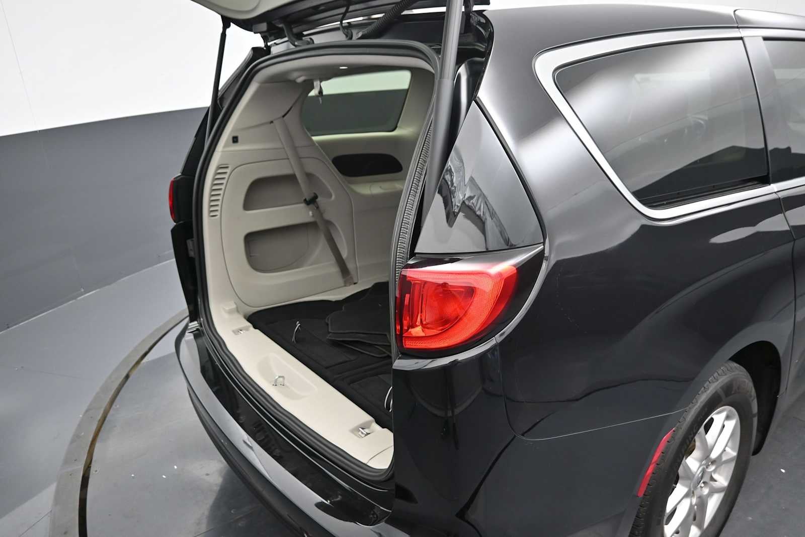 2024 Chrysler Voyager LX