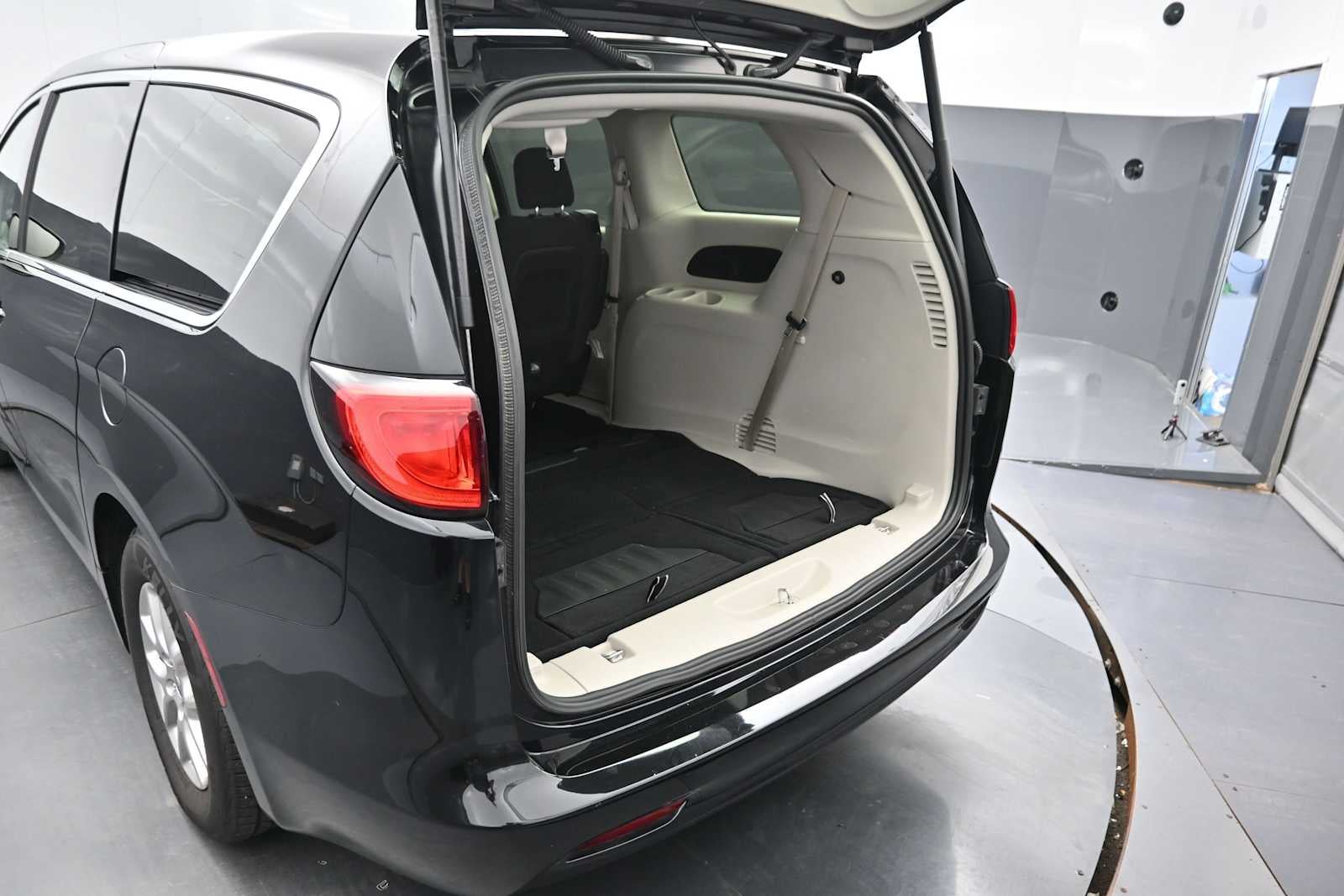 2024 Chrysler Voyager LX