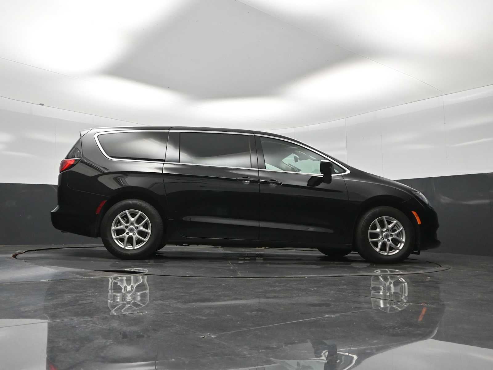 2024 Chrysler Voyager LX