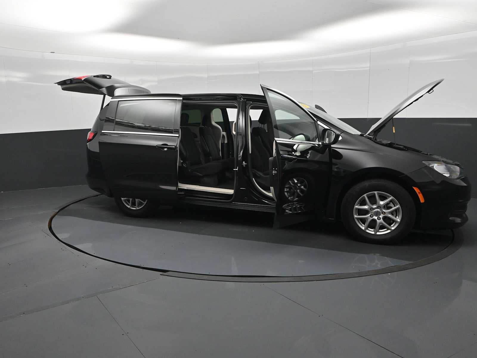 2024 Chrysler Voyager LX