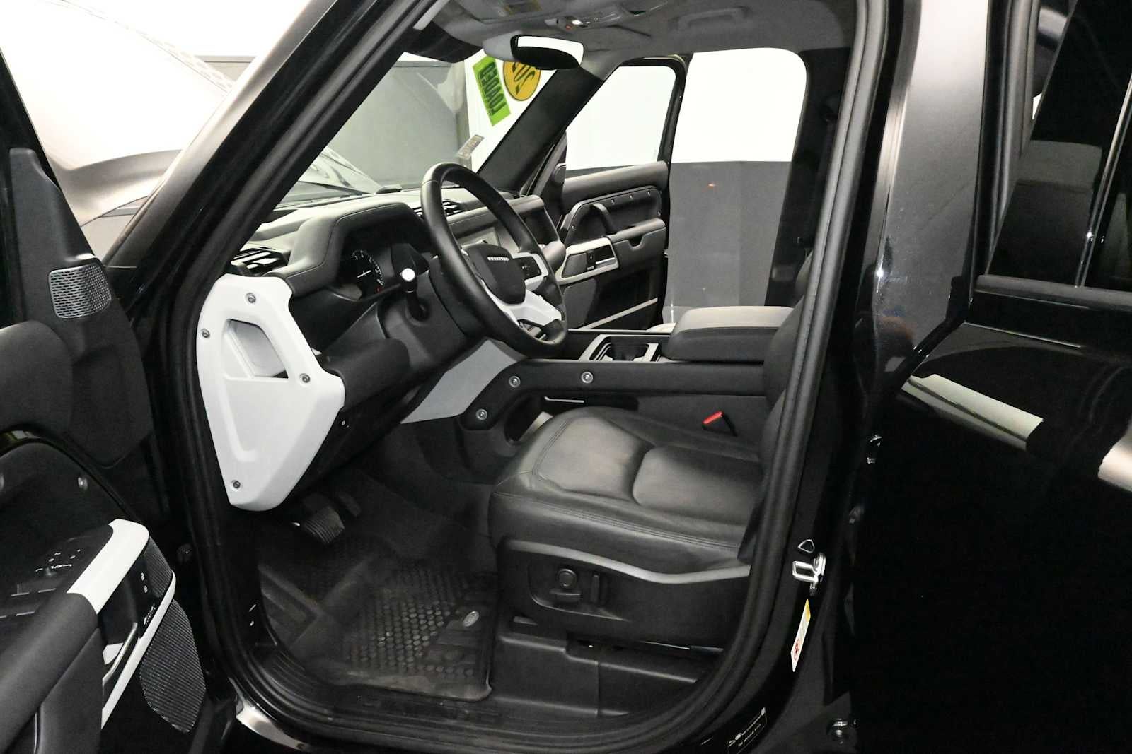 2023 Land Rover Defender SE