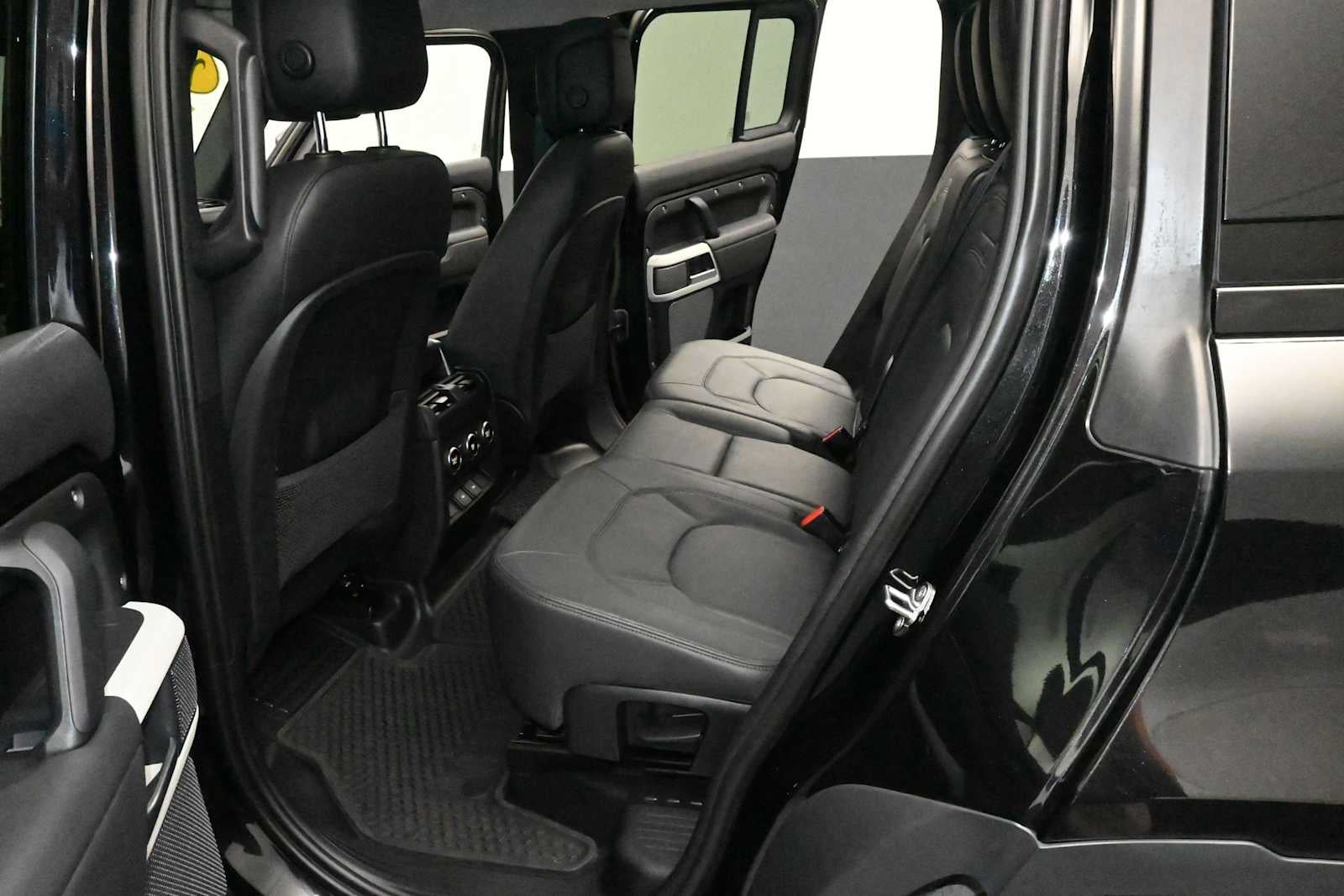 2023 Land Rover Defender SE