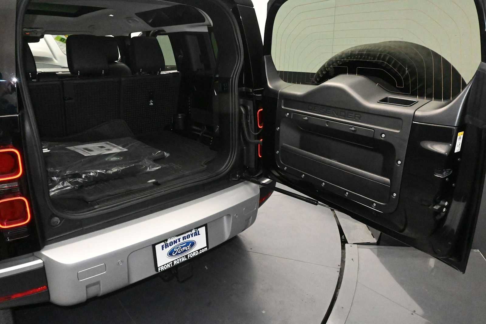 2023 Land Rover Defender SE