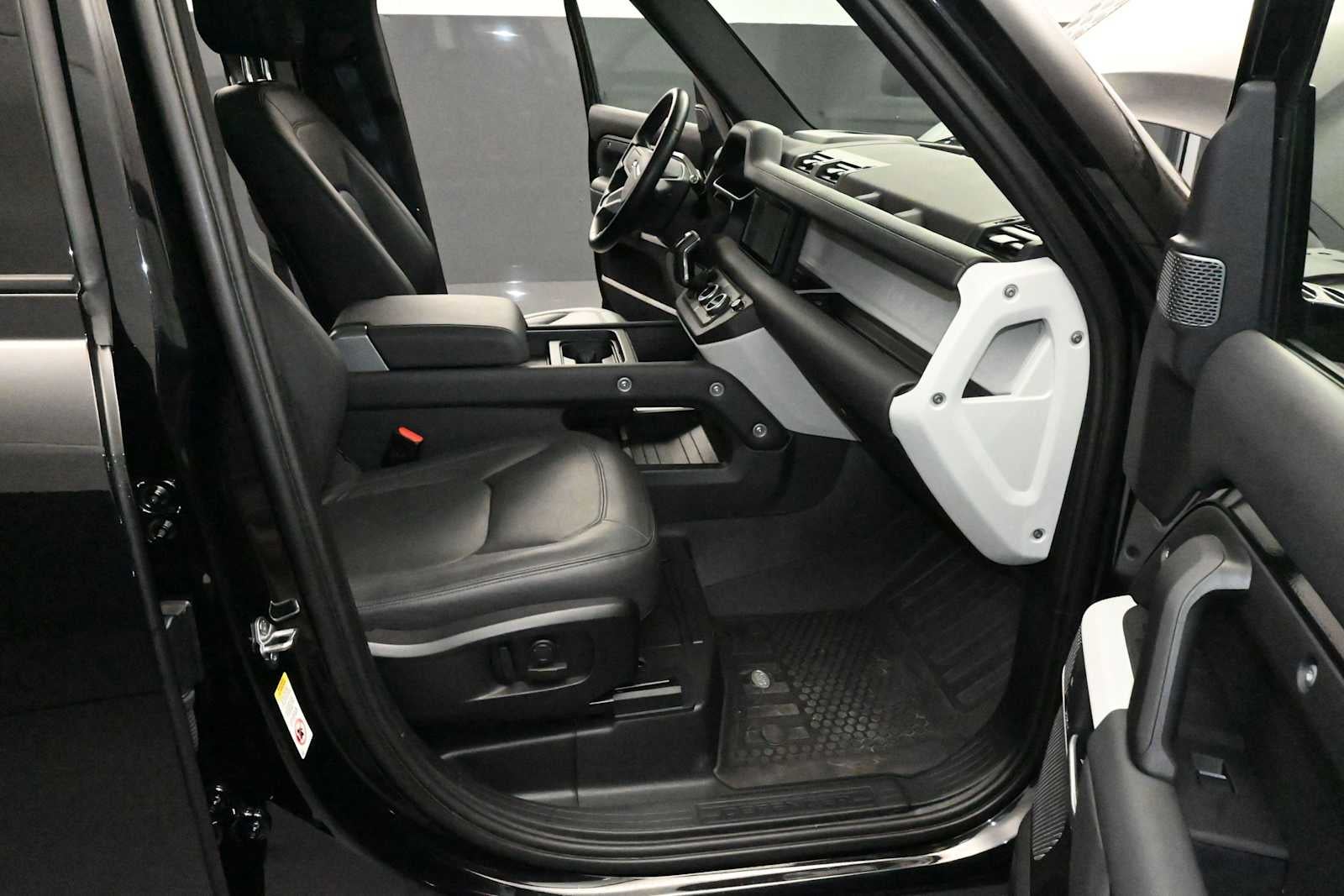 2023 Land Rover Defender SE