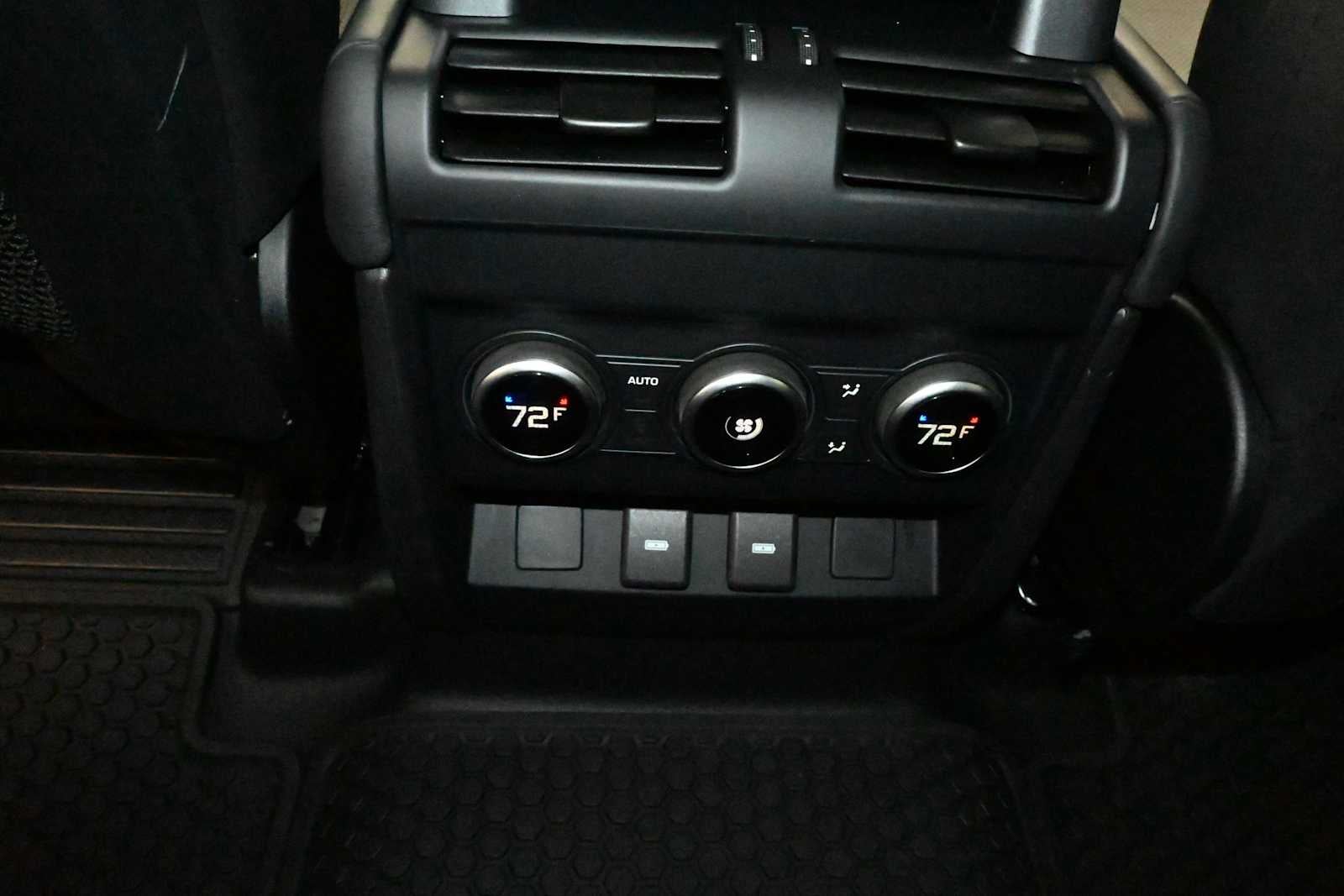 2023 Land Rover Defender SE