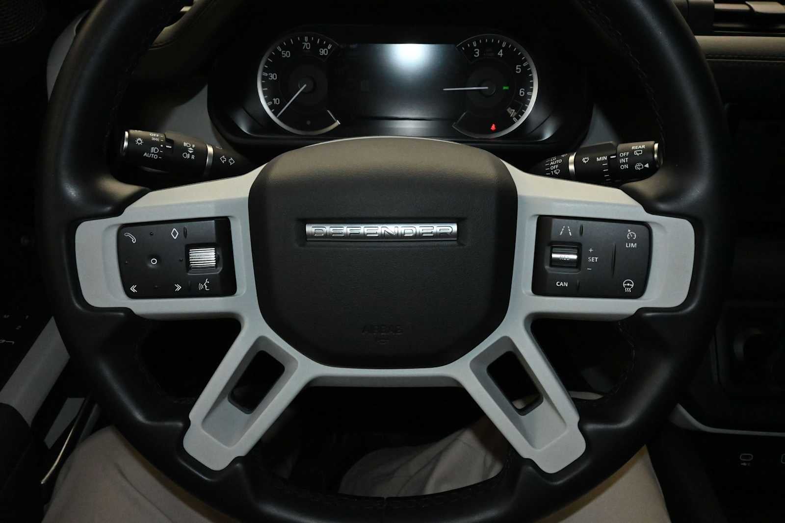 2023 Land Rover Defender SE