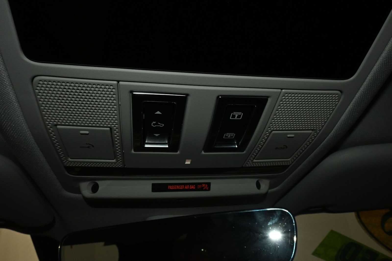 2023 Land Rover Defender SE