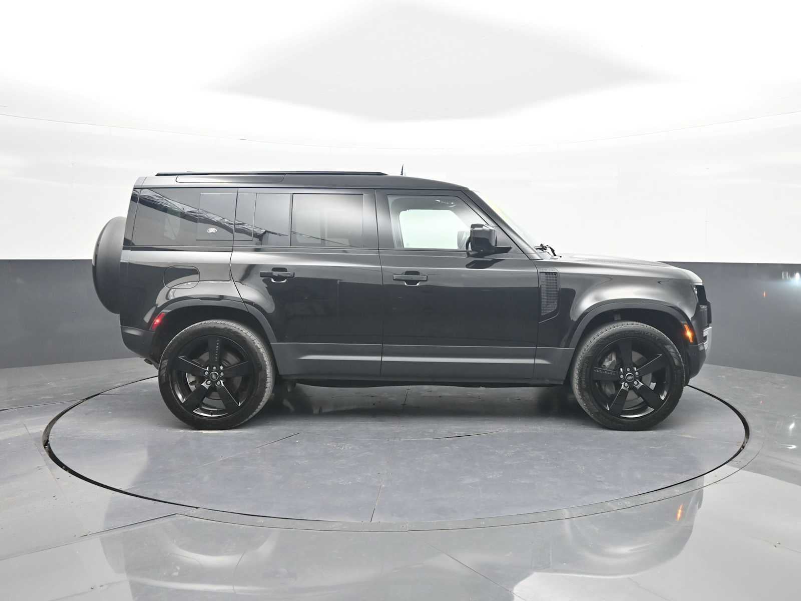 2023 Land Rover Defender SE