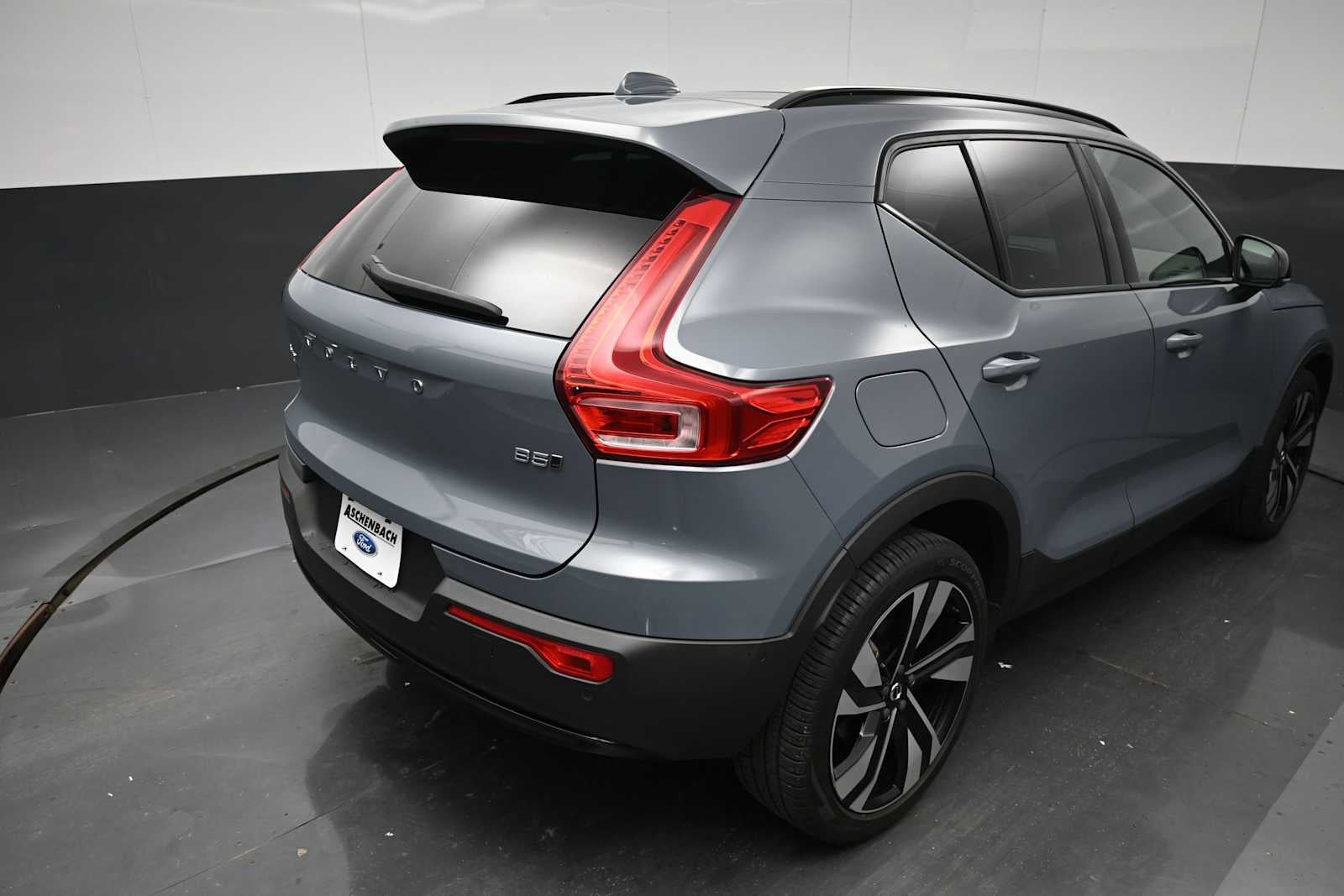 2023 Volvo XC40 Plus Dark Theme