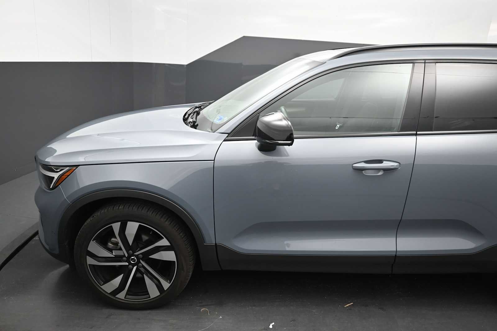 2023 Volvo XC40 Plus Dark Theme
