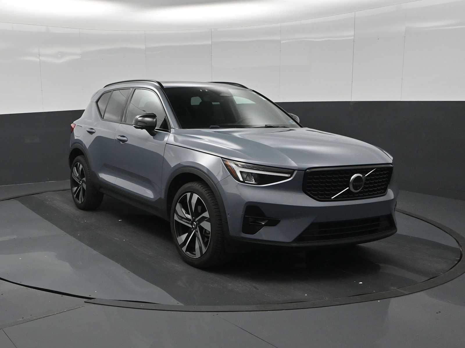 2023 Volvo XC40 Plus Dark Theme