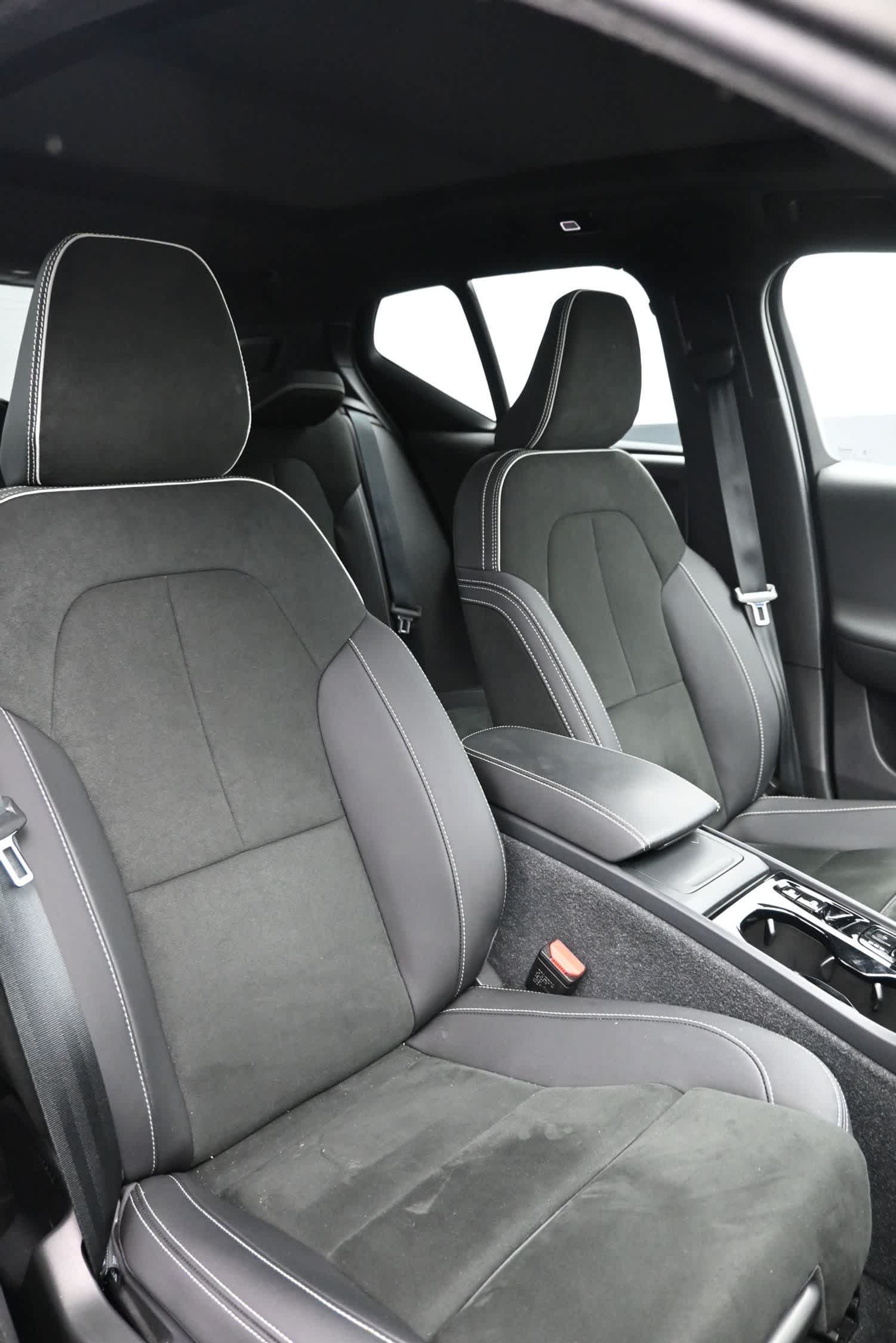2023 Volvo XC40 Plus Dark Theme