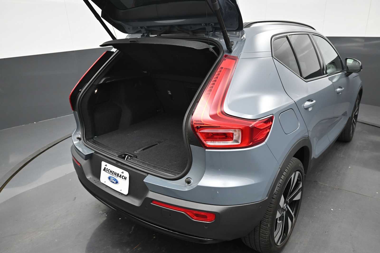 2023 Volvo XC40 Plus Dark Theme