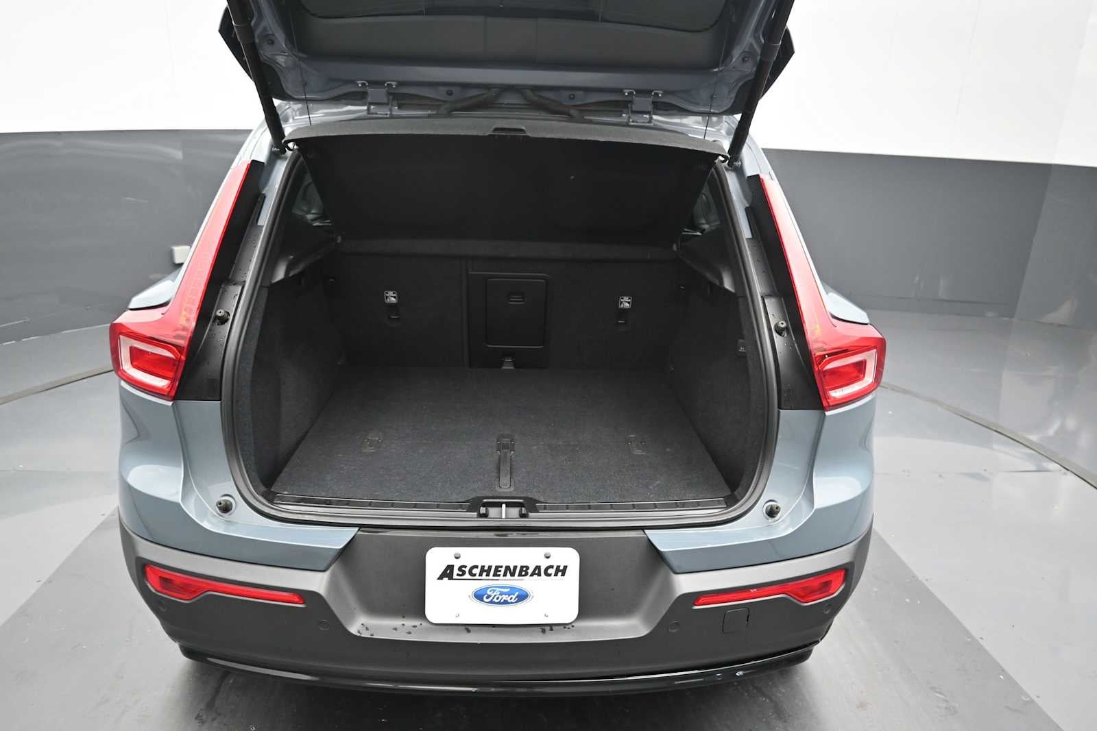 2023 Volvo XC40 Plus Dark Theme