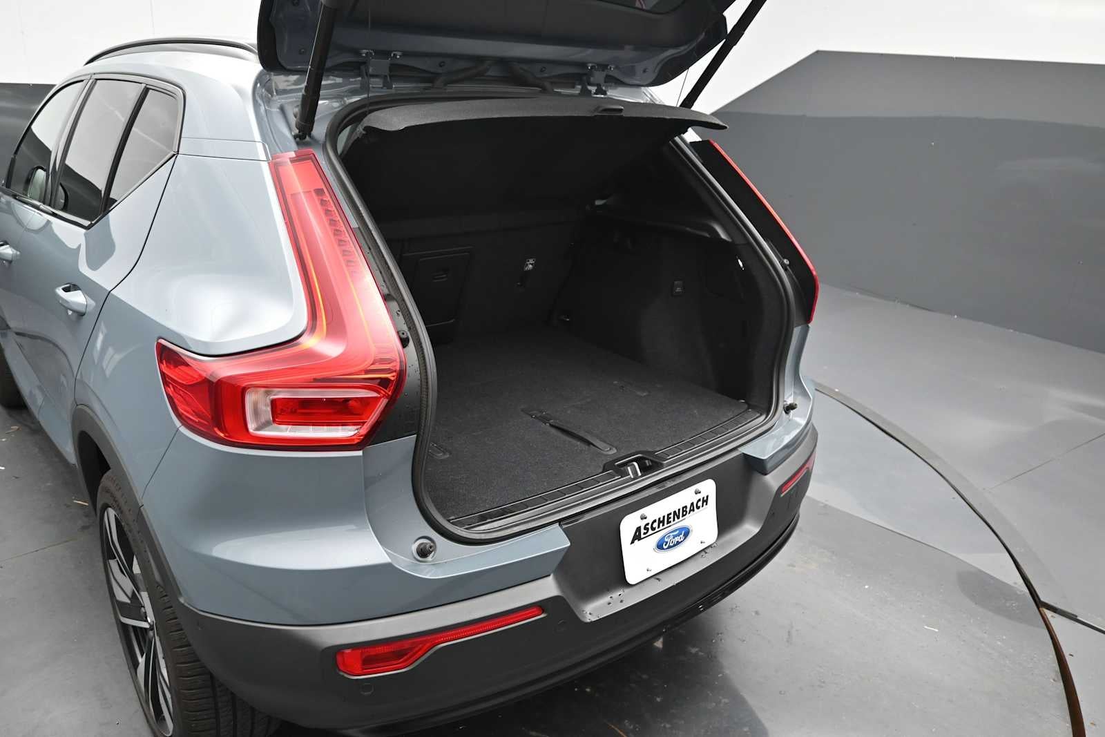 2023 Volvo XC40 Plus Dark Theme