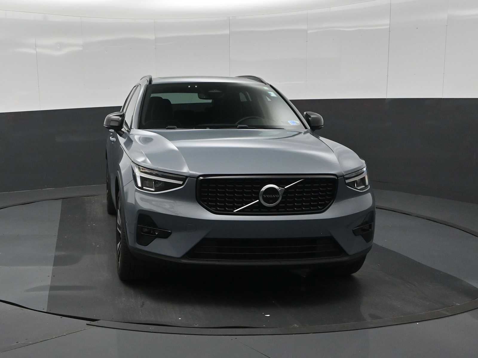 2023 Volvo XC40 Plus Dark Theme