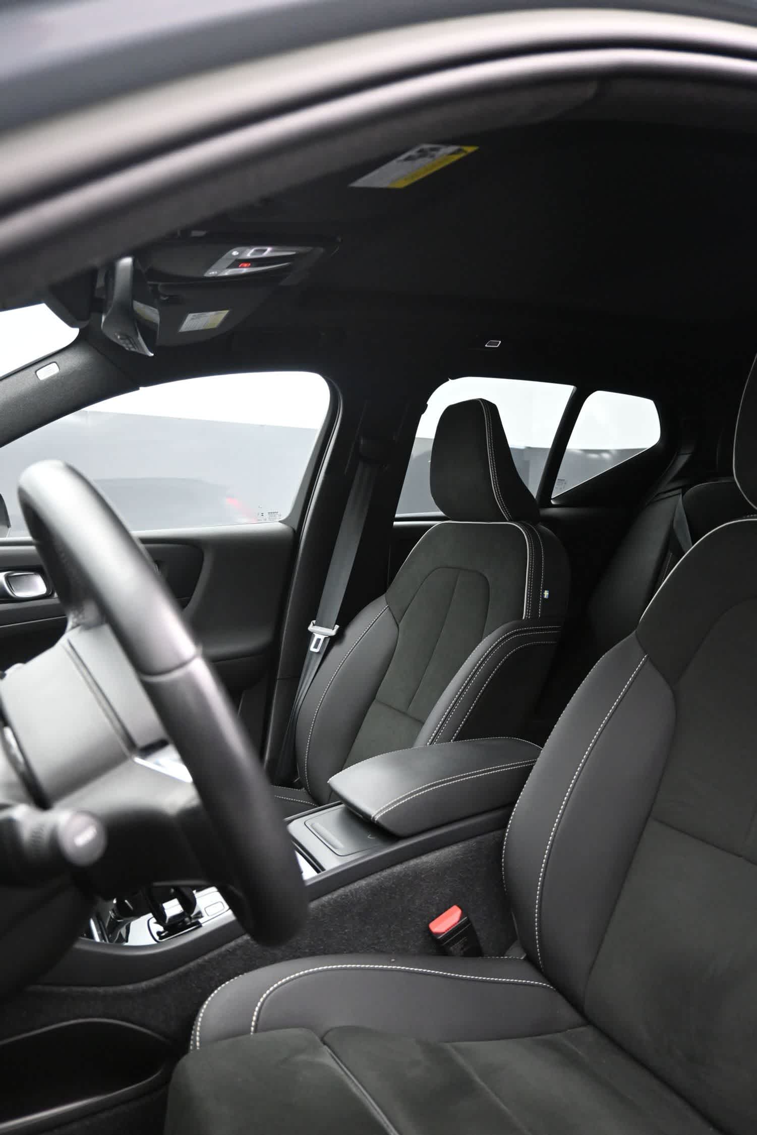 2023 Volvo XC40 Plus Dark Theme