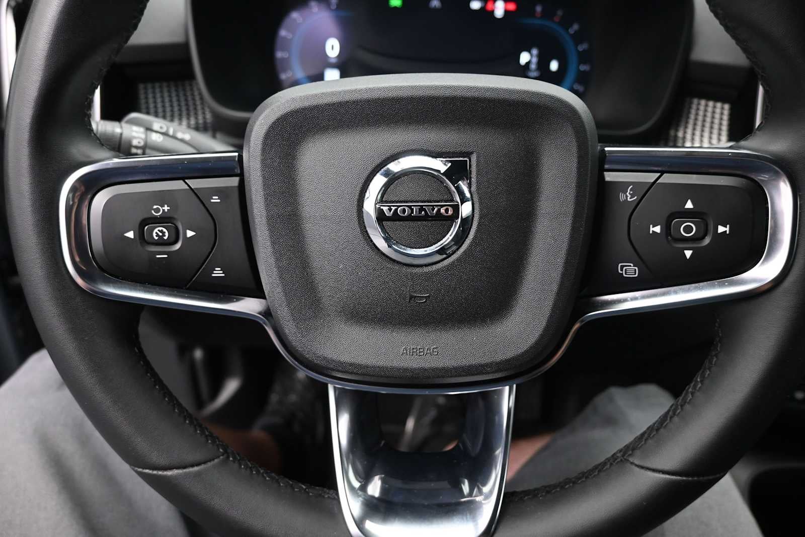 2023 Volvo XC40 Plus Dark Theme