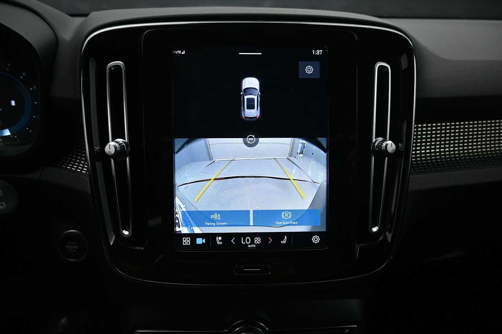 2023 Volvo XC40 Plus Dark Theme