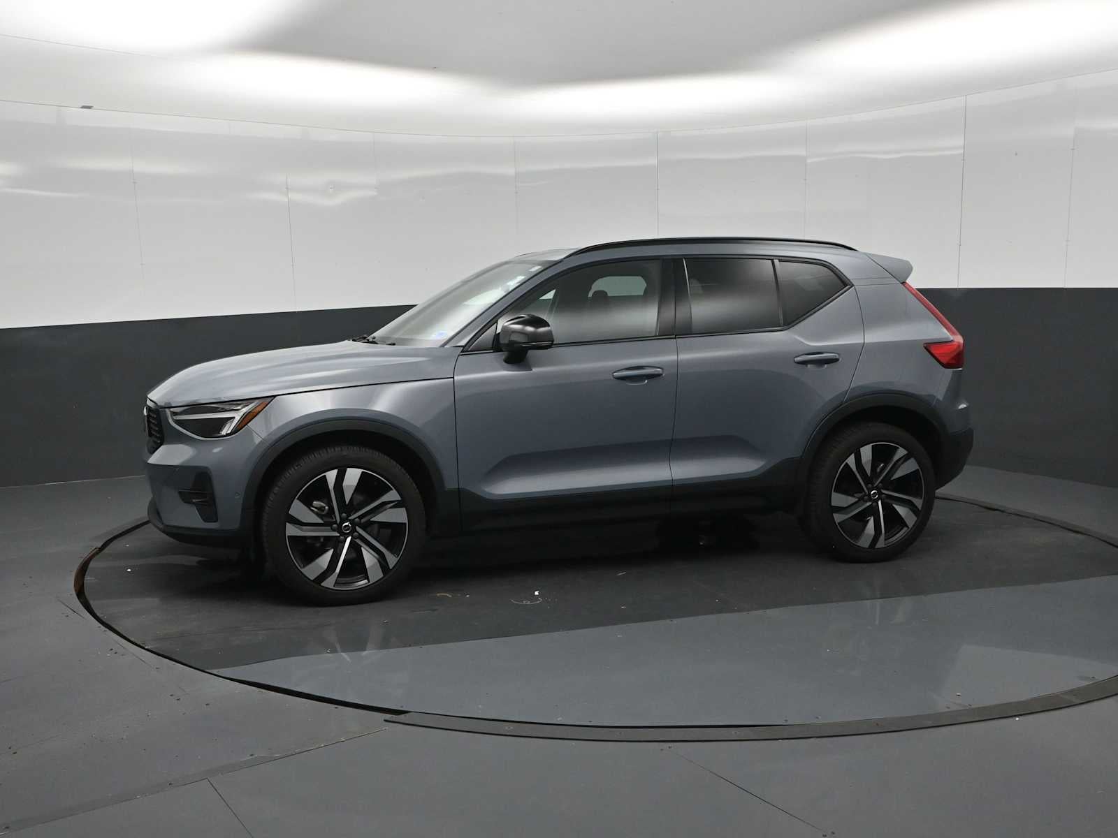 2023 Volvo XC40 Plus Dark Theme