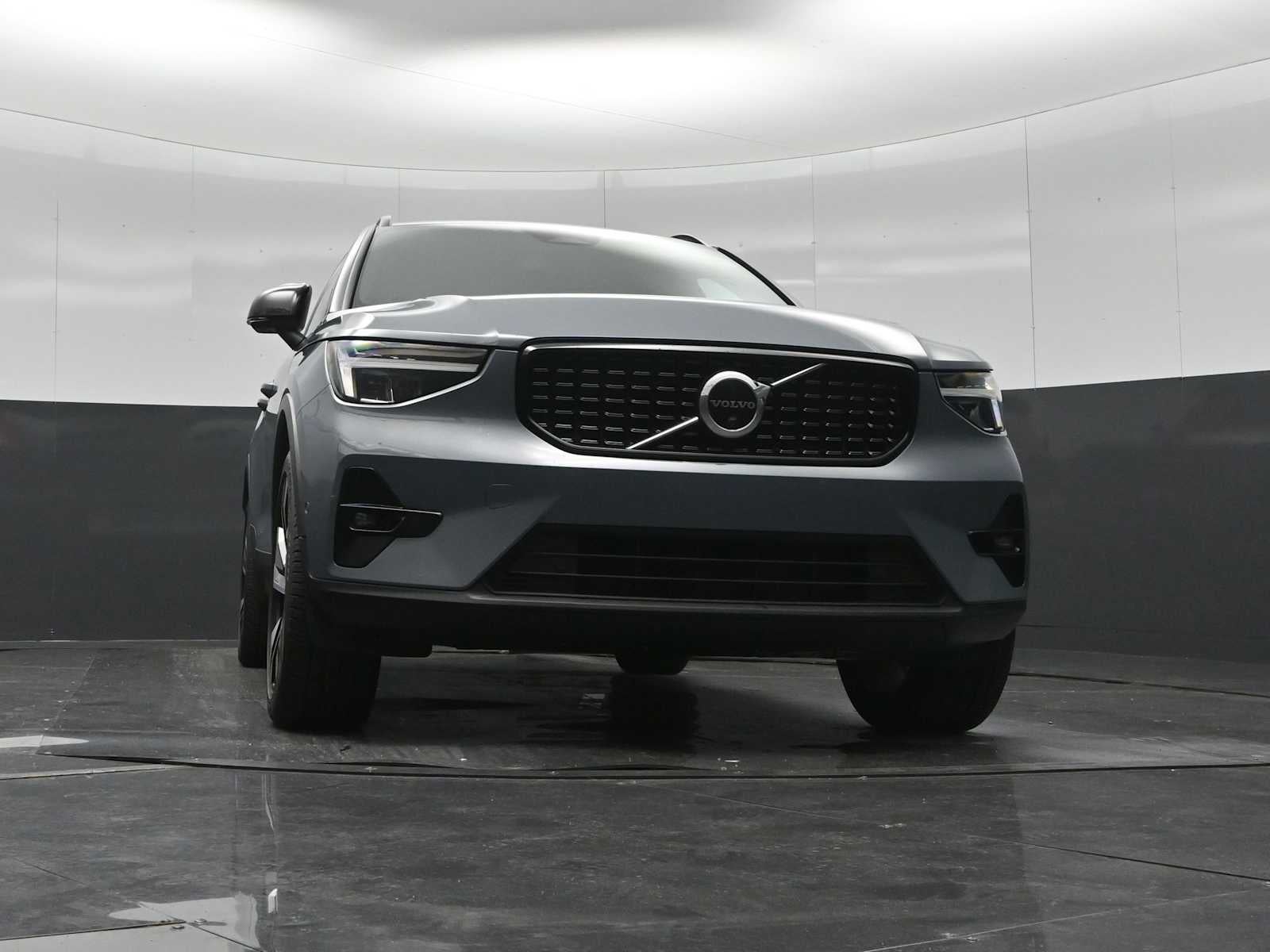 2023 Volvo XC40 Plus Dark Theme