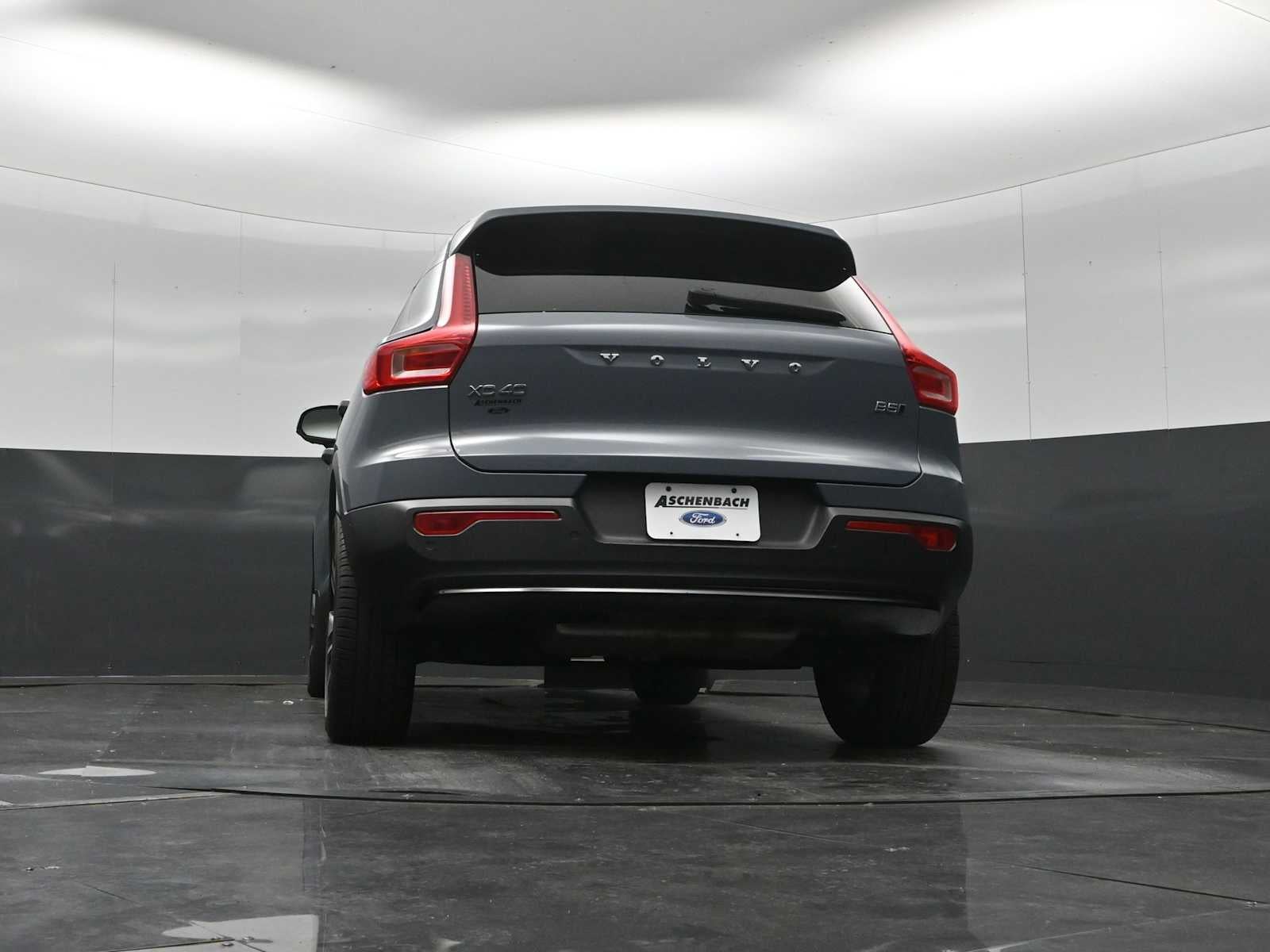 2023 Volvo XC40 Plus Dark Theme
