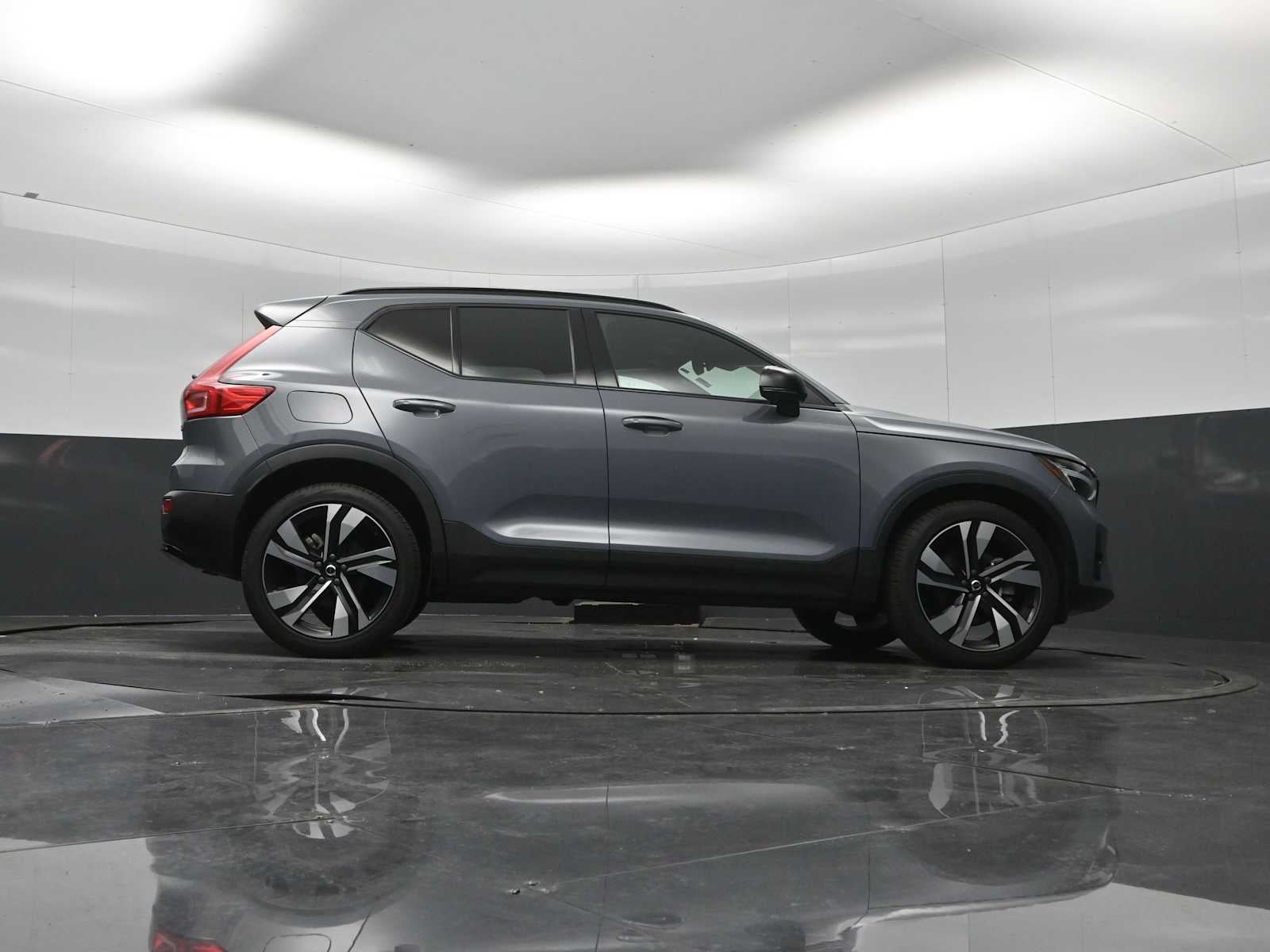 2023 Volvo XC40 Plus Dark Theme