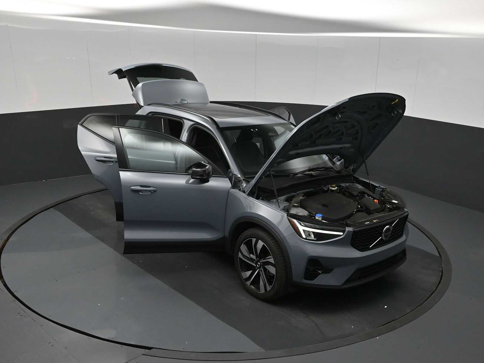 2023 Volvo XC40 Plus Dark Theme