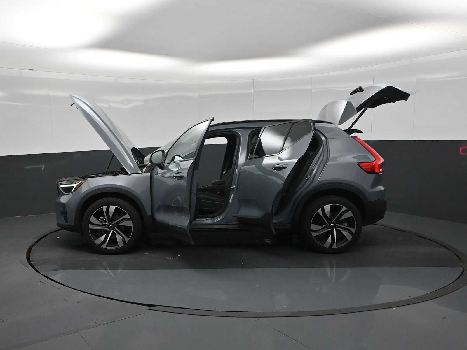 2023 Volvo XC40 Plus Dark Theme