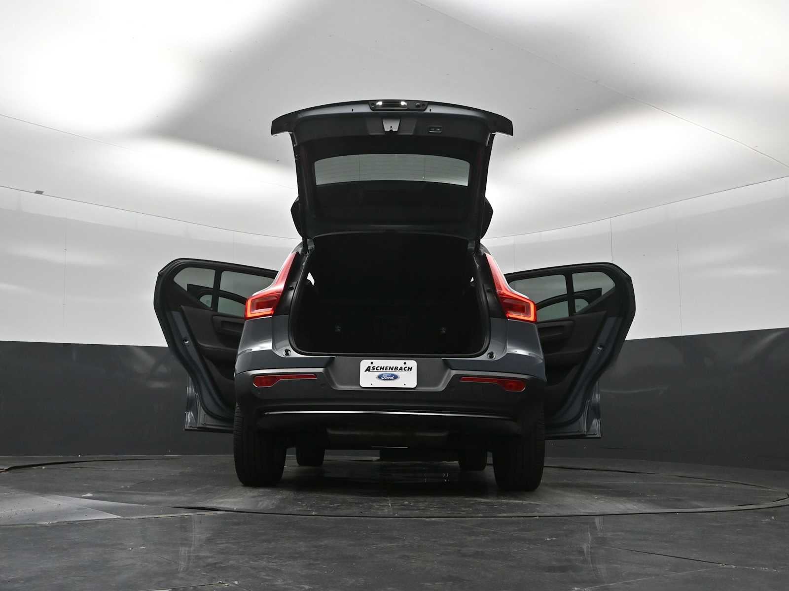 2023 Volvo XC40 Plus Dark Theme
