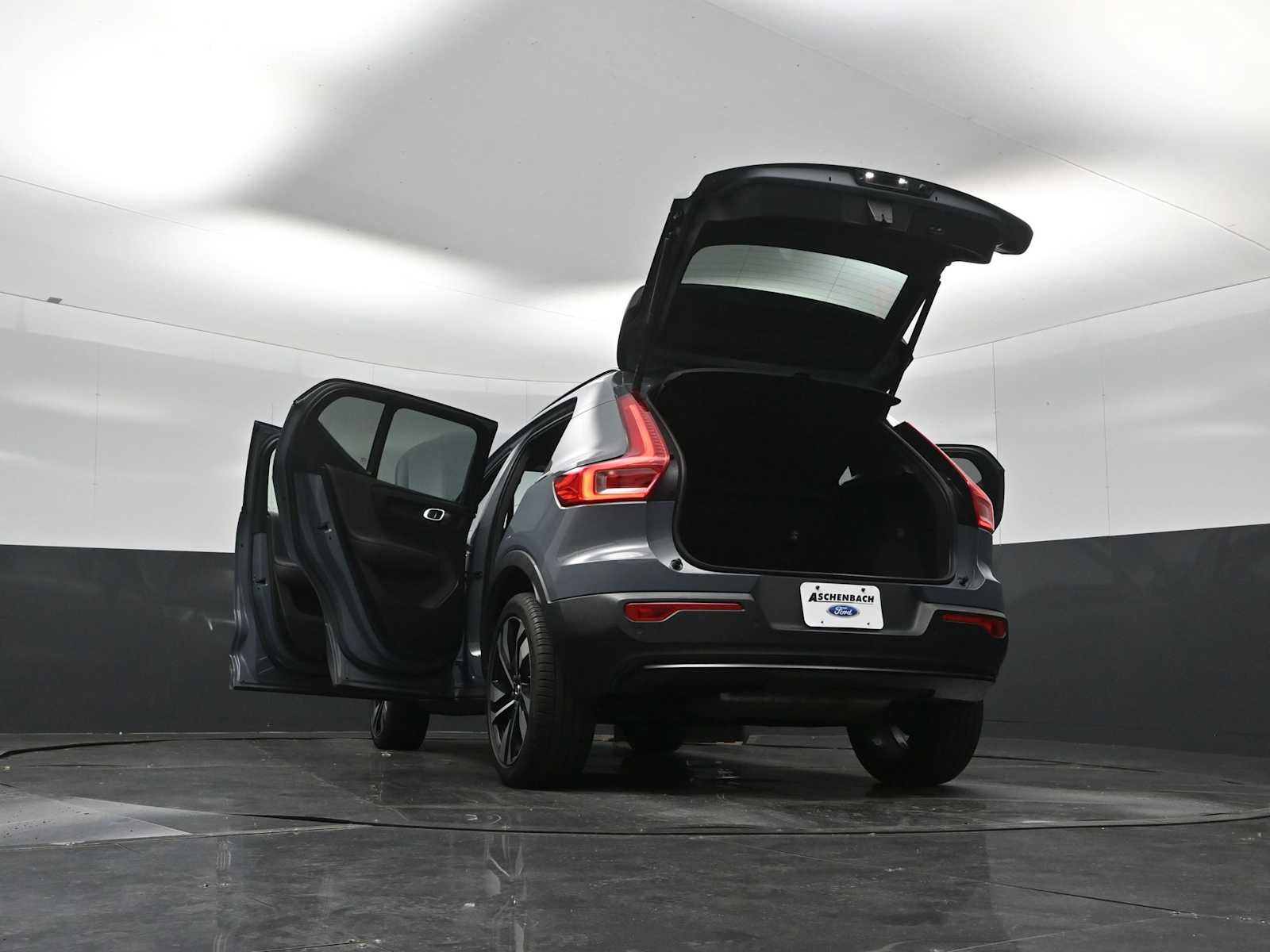 2023 Volvo XC40 Plus Dark Theme