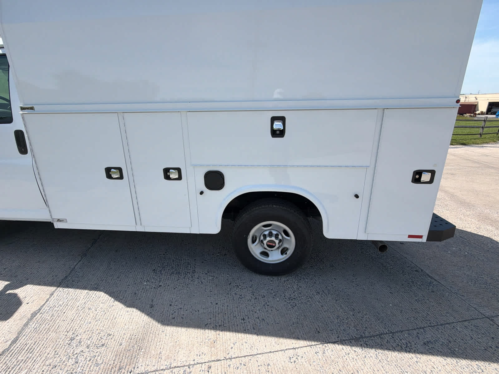 2025 GMC Savana Cutaway 3500 1WT
