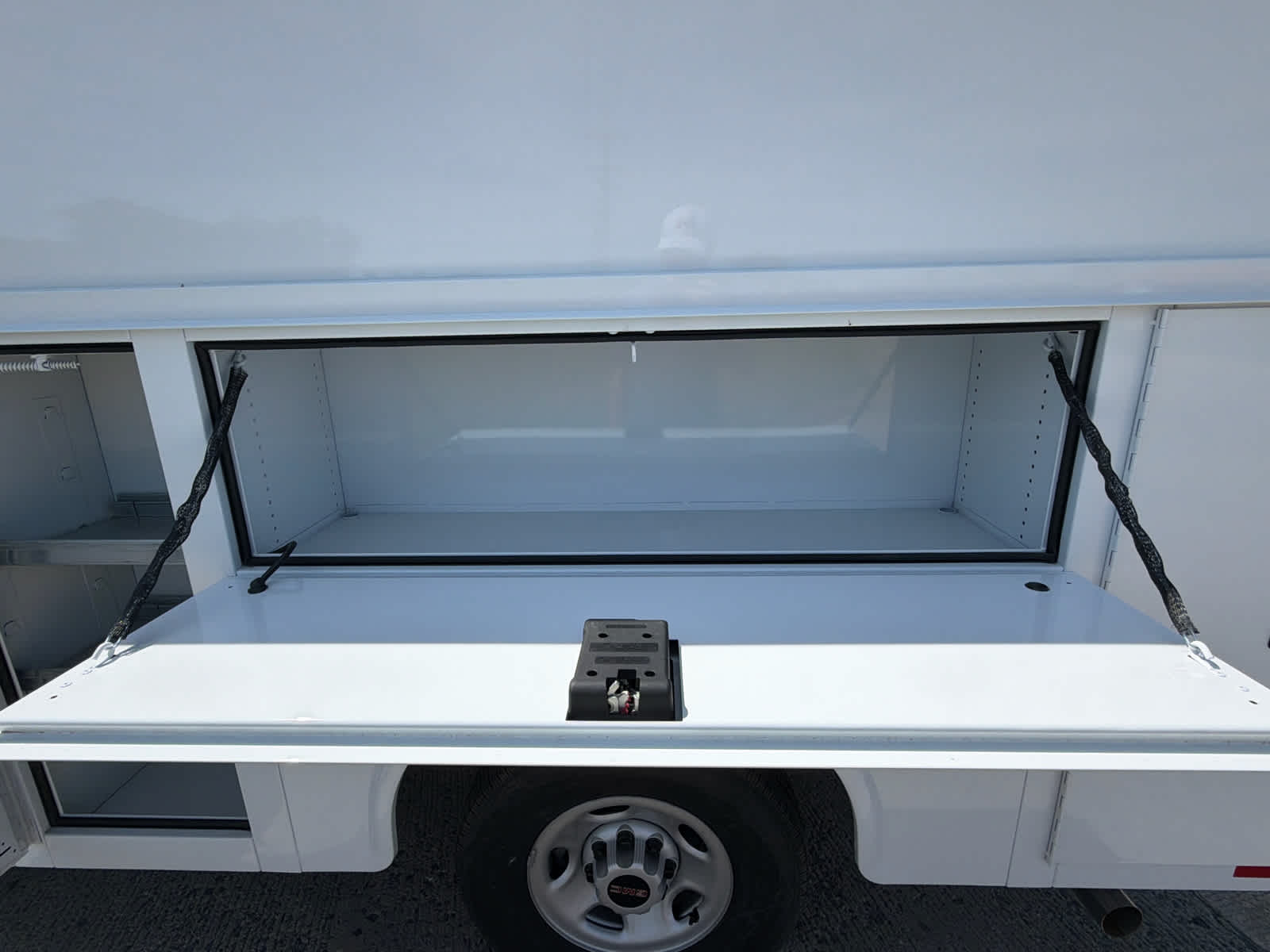 2025 GMC Savana Cutaway 3500 1WT